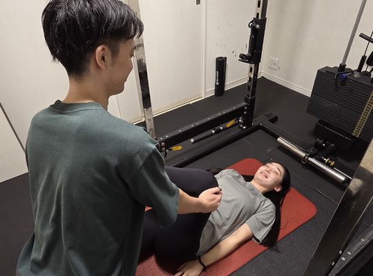 梅田のパーソナルジムで行うストレッチの様子