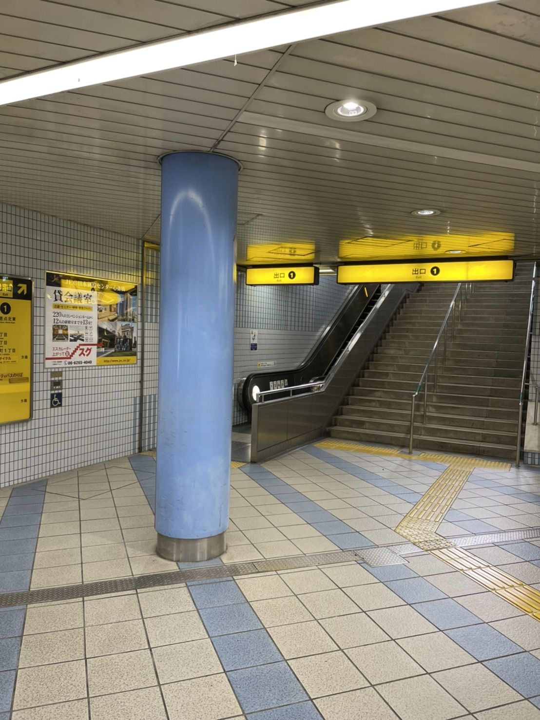 長堀橋駅の1番出口の階段