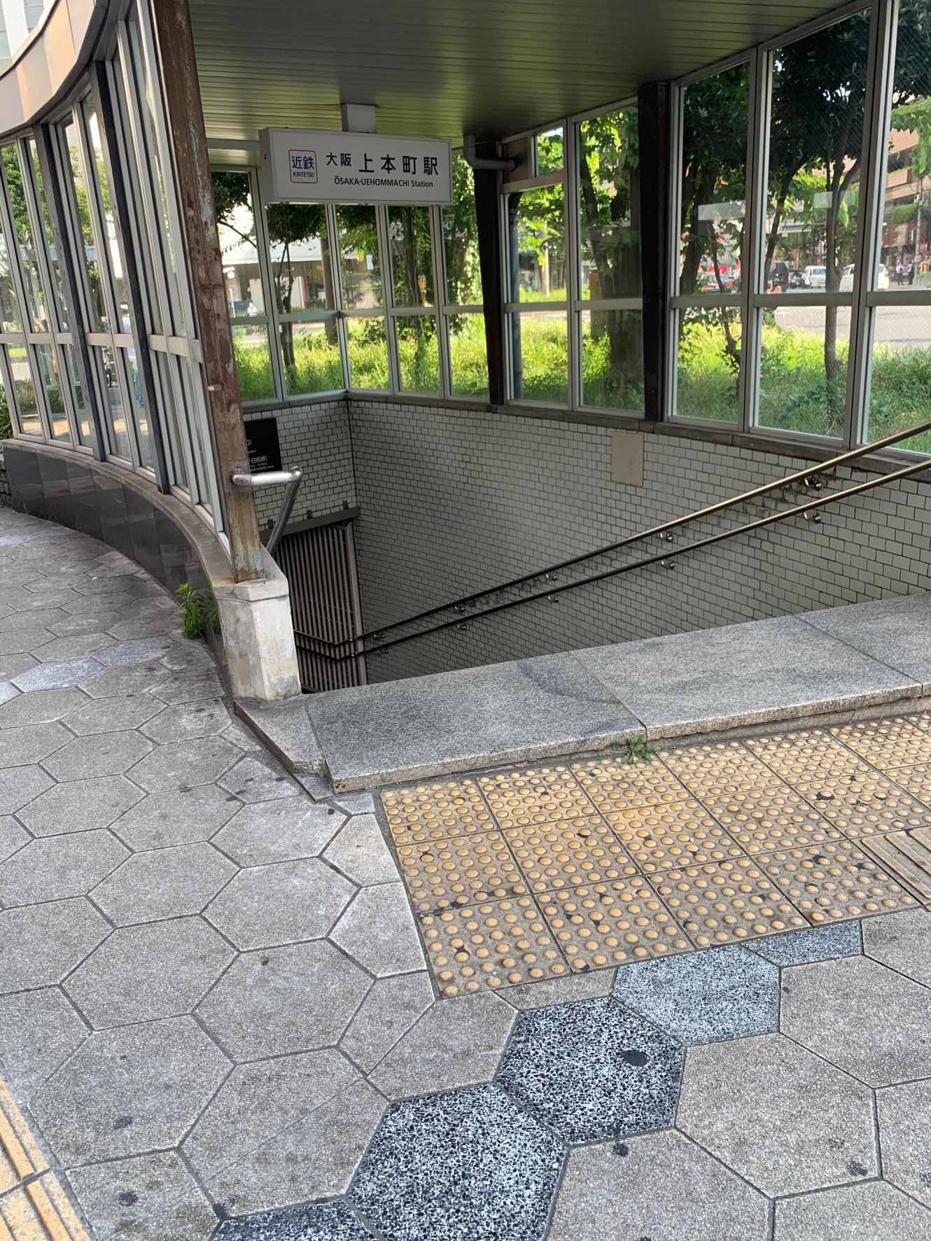 大阪上本町駅11番出口の階段
